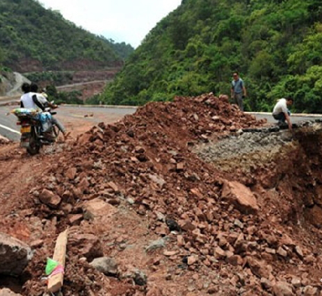 公路塌方