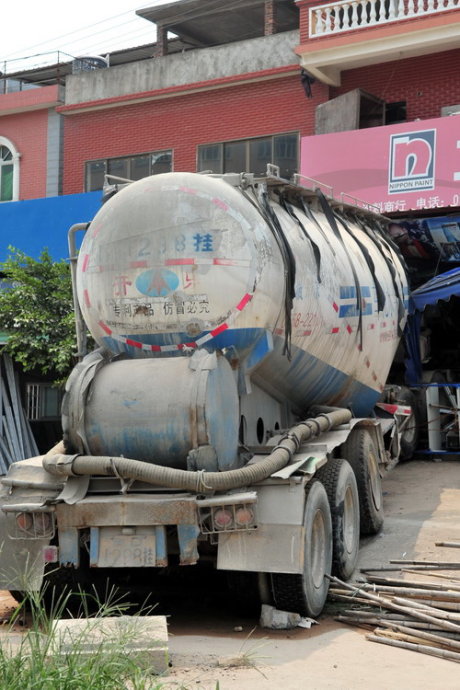 厦门一散装水泥罐车冲进路边店面